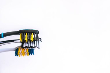 Renkli diş fırçaları. Ağız temizliği. Farklı fırçalar. Yumuşak ve sert kıllar. Diş hekimliği..