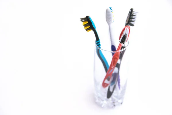 Οδοντόβουρτσες Είναι Ποτήρι Στοματική Υγιεινή Διαφορετικά Πινέλα Μαλακές Και Σκληρές — Φωτογραφία Αρχείου