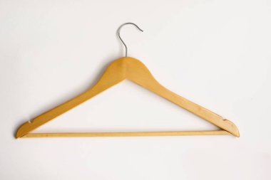 Beyaz arka planda metal kancalı ahşap askılar. Ev konforu. Kara Cuma indirimi. Moda ve tarz. Ev eşyaları..