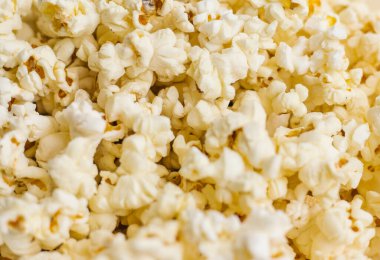 Patlamış mısır tanelerinin arka planı. Patlamış mısırın dokusu. Yakın çekim..