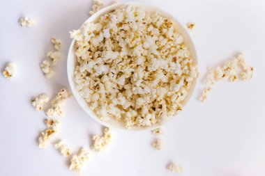 Beyaz tabakta patlamış mısır. Hafif, lezzetli bir atıştırmalık. Mısır ürünleri.