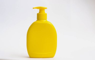 Duş jeli, sıvı sabun plastik şişe sarı renk ve metin için bir yer. El hijyeni..