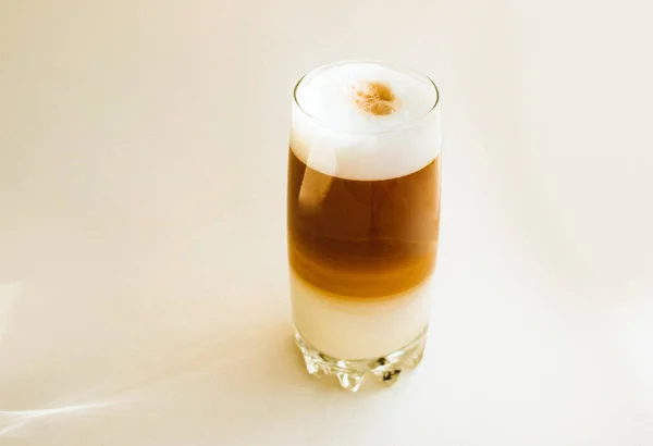 Café Latte Com Espuma Branca Derramado Camadas Copo Transparente Copo — Fotografia de Stock