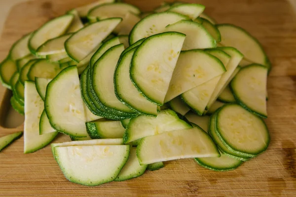 Grüne Zucchini Auf Einem Holzbrett Kreisförmig Geschnitten Zucchiniernte Vegetarisches Essen — Stockfoto