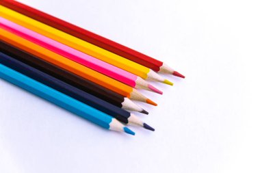 Beyaz arka planda renkli kalemler. Değişik renklerde. Okul malzemeleri. Kırtasiye.