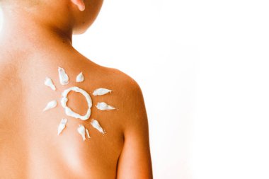 Krem çocuğun arkasına güneşi boyadı. Bronzlaşmış deri. Güneş kremi.