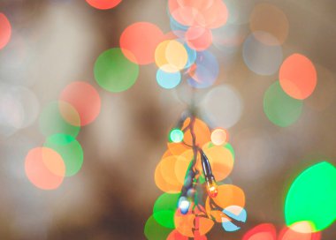 Noel ışıkları. Arka plan bulanık. Lambanın renkli halkaları. Şenlik dokusu.
