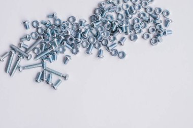 Krom kaplama vida vida fındık ve vida üst görünüm. Beyaz arka planda cıvatalar ve fındıklar. İnşaat endüstrisi. Onarım.
