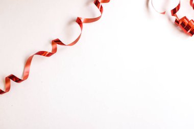 Hediye paketi için kırmızı kurdele. Tatil için dekor. Şerit sarmalı.