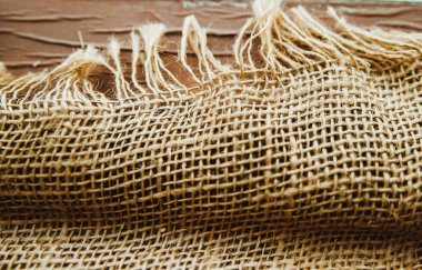 Çuval bezi, pamuk kumaş, yakın plan bej ve kahverengi, yazı için yeri var. Kumaşın dokusu. Klasik arka plan. Kumaşın lifleri..