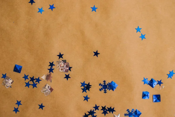 Nieuwjaar Confetti Achtergrond Het Blauw Sequins Van Verschillende Vormen Liggen — Stockfoto