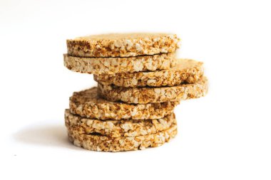 Beyaz arka planda izole edilmiş çıtır çıtır ekmekler, diyet çıtır pirinç gözlemeleri..