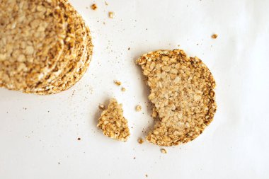 Beyaz arka planda gevrek ve havadar somunlar, diyet gevrek yuvarlak pirinç waffle 'ları..