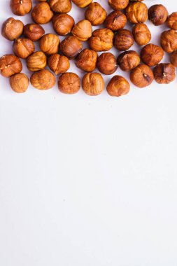 Bütün fındık çekirdekleri beyaz arka planda yatar. Sonbahar hasadı. Fındık.