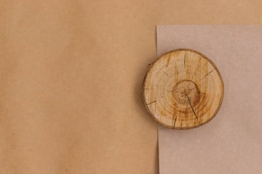 Ağaç gövdesinin bir kısmı iki çeşit Kraft kağıdının üzerinde duruyor. Çevre dostu paket. Paket kağıdı..