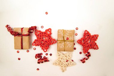 Yeni yıl geçmişi. Beyaz arka planda paketlenmiş hediyeler ve yıldızlar.