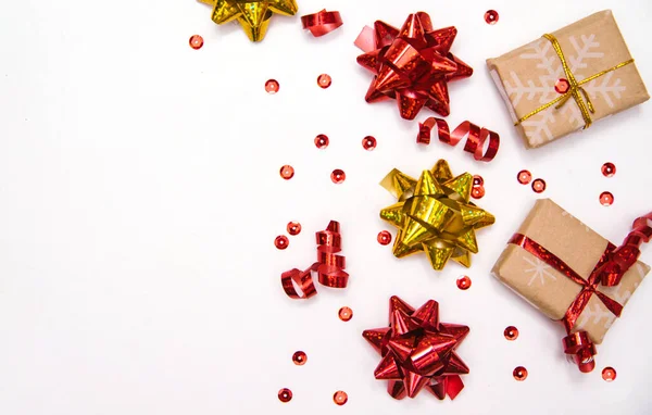 Festlig Julebakgrunn Gaveesker Sløyfer Hvit Bakgrunn Spredte Konfetti Godteri – stockfoto