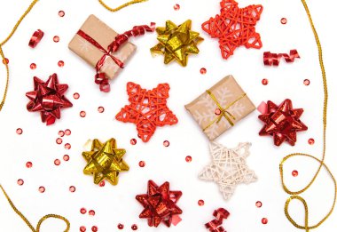 Yeni yılın geçmişi. Noel hediyesi. Beyaz arka planda paketlenmiş hediyeler ve yıldızlar.