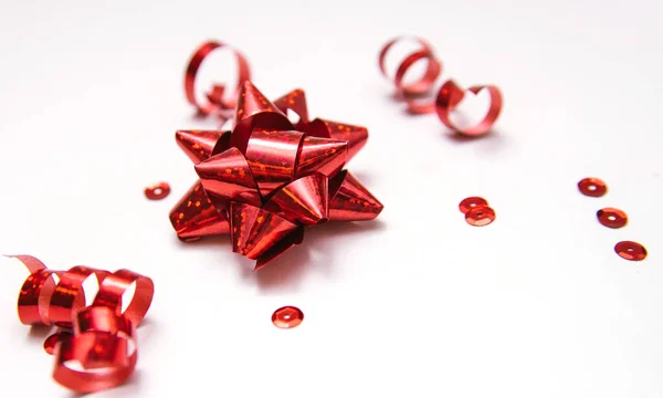 Geschenkbögen Auf Weißem Hintergrund Konfetti Und Bonbons Werden Verstreut Weihnachten — Stockfoto