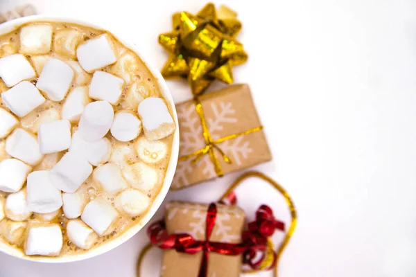 Kaffee Mit Marshmallows Auf Weißem Hintergrund Mit Geschenken Und Feiertagsschalen — Stockfoto