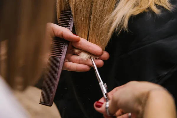 Young Woman Cuts Her Hair Scissors Girl Combs Her Hair — Stock Photo, Image