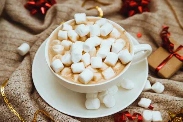 Kaffee Mit Marshmallows Auf Einem Strickstoff Hintergrund Mit Geschenken Und — Stockfoto