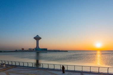 El Khobar Corniche-Suudi Arabistan 'da harika bir sabah manzarası. Al Khobar 'da doğanın ve temiz havanın tadını çıkarmak için rahatlatıcı bir yer arıyorsanız. Khobar, Suudi Arabistan 10-Kasım-2024.
