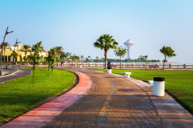 El Khobar Corniche-Suudi Arabistan 'da harika bir sabah manzarası. Eğer Al Khobar 'da doğanın ve temiz havanın tadını çıkarmak için rahatlatıcı bir yer arıyorsanız Al Khobar Parkı' nı ziyaret etmek isteyebilirsiniz..