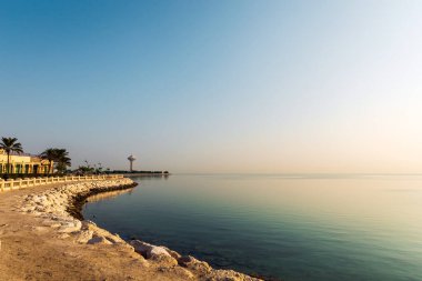 El Khobar Corniche-Suudi Arabistan 'da harika bir sabah manzarası. Eğer Al Khobar 'da doğanın ve temiz havanın tadını çıkarmak için rahatlatıcı bir yer arıyorsanız Al Khobar Parkı' nı ziyaret etmek isteyebilirsiniz..