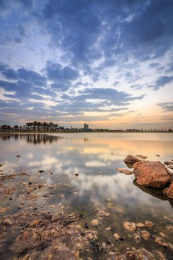 Modon Gölü Sabah Gündoğumu Görünümü Dammam, Suudi Arabistan.