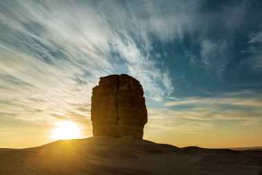 Suudi Arabistan 'ın Riyad yakınlarındaki çölde bir kaya oluşumu Şeytan Başparmağı ya da Yahuda Başparmağı olarak bilinir..
