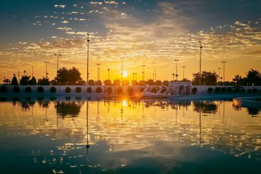 King Fahad Park 'ın güzel günbatımı manzarası Dammam Suudi Arabistan. Seçici odak arkaplanı bulanıklaştırıldı.