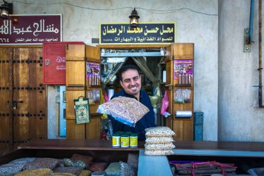 Al Hasa, Suudi Arabistan Souq Pazarı. Geleneksel aroma ve mısır gevreği ürünlerini Al Hasa Souq Market 'te pazarlıyor. Al Hasa, Suudi Arabistan