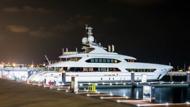 Dubai, BAE, 25 Kasım 2020: Dubai, BAE 'de lüks bir özel motor yatı.