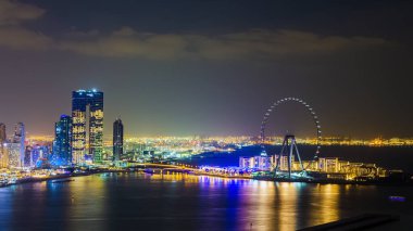 Dubai, BAE - 26 Kasım 2020: şehir ve gökdelenler. Gecenin aydınlığı. Dubai Marina 'nın güzelliği en tepede