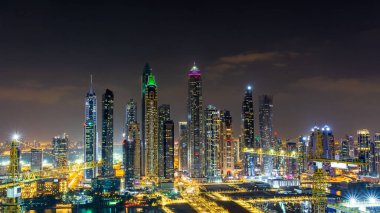 Dubai, BAE - 26 Kasım 2020: şehir ve gökdelenler. Gecenin aydınlığı. Dubai Marina 'nın güzelliği en tepede