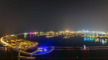 Dubai, BAE - 26 Kasım 2020: şehir ve gökdelenler. Gecenin aydınlığı. Dubai Marina 'nın güzelliği en tepede