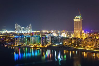 Dubai, BAE - 26 Kasım 2020: şehir ve gökdelenler. Gecenin aydınlığı. Dubai Marina 'nın güzelliği en tepede