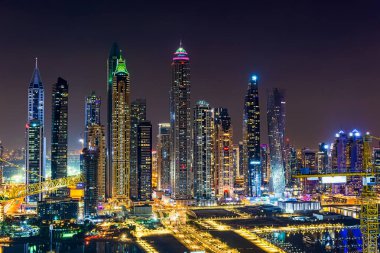 Dubai, BAE - 26 Kasım 2020: şehir ve gökdelenler. Gecenin aydınlığı. Dubai Marina 'nın güzelliği en tepede