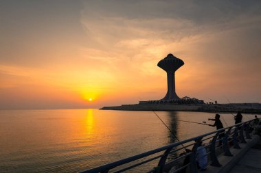 Al Khobar Corniche 'in gün doğumunun siluet görüntüsü. Şehir Khobar, Suudi Arabistan.