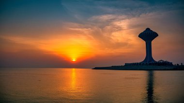 Al Khobar Corniche 'in gün doğumunun siluet görüntüsü. Şehir Khobar, Suudi Arabistan. (Seçici odaklı arka plan bulanık)