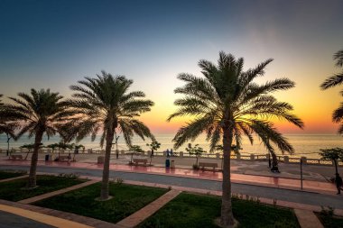 Al-Khobar Corniche 'de güzel bir gün doğumu manzarası Suudi Arabistan.