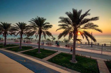 Al-Khobar Corniche 'de güzel bir gün doğumu manzarası Suudi Arabistan.