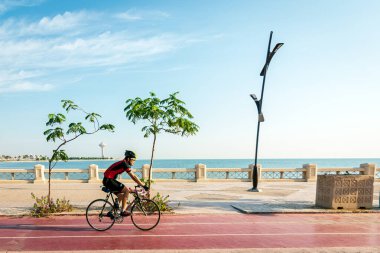 El Khobar Corniche 'de bisikletçi - El Khobar, Suudi Arabistan.