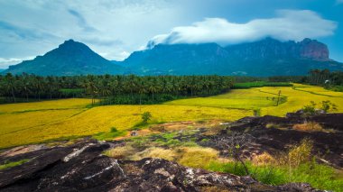 Nagerboil 'in arkasında dağlar ve mavi gökyüzü olan güzel bir çevresi var. Tamil Nadu, Hindistan