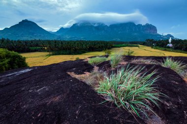 Nagerboil 'in arkasında dağlar ve mavi gökyüzü olan güzel bir çevresi var. Tamil Nadu, Hindistan