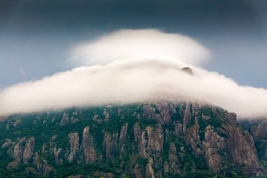 Abha, Suudi Arabistan yakınlarındaki Alsoda dağlarından güzel bir bulut manzarası.