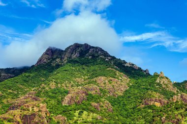 Tayland 'daki güzel dağ manzarası ve mavi gökyüzü.