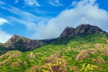dağ ve bulutlar. güzel doğa arkaplanı.