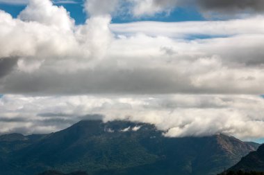 Dağlardaki sıradağların üzerinde güzel bulutlar